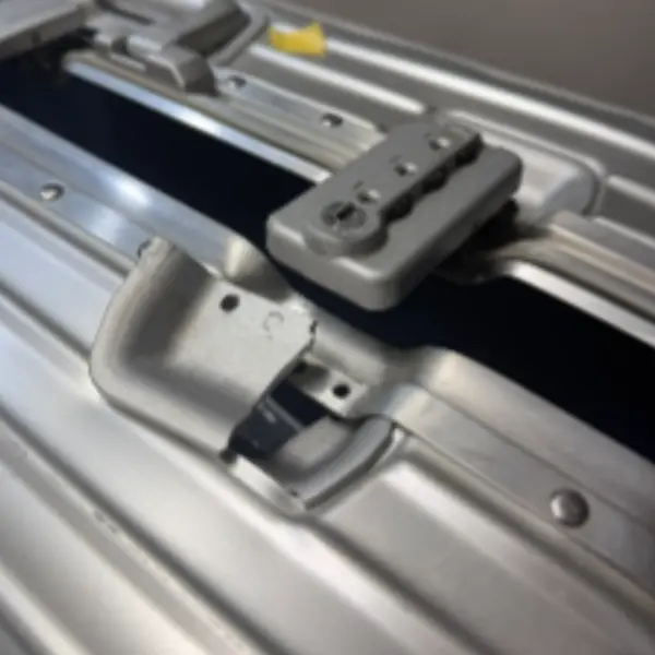 RIMOWA 鍵交換修理（閉まらない）