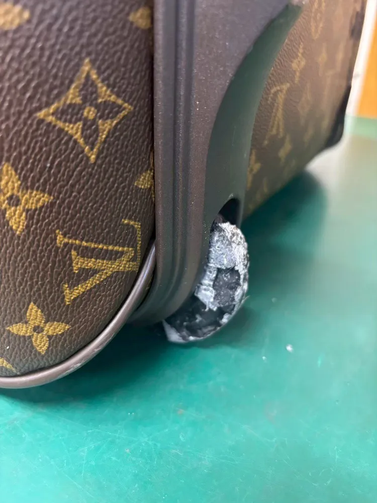 LOUIS VUITTON キャスター2か所交換修理