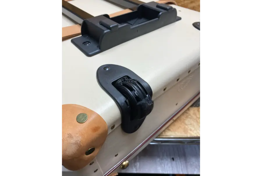 グローブトロッターのボディ割れ(修理前)