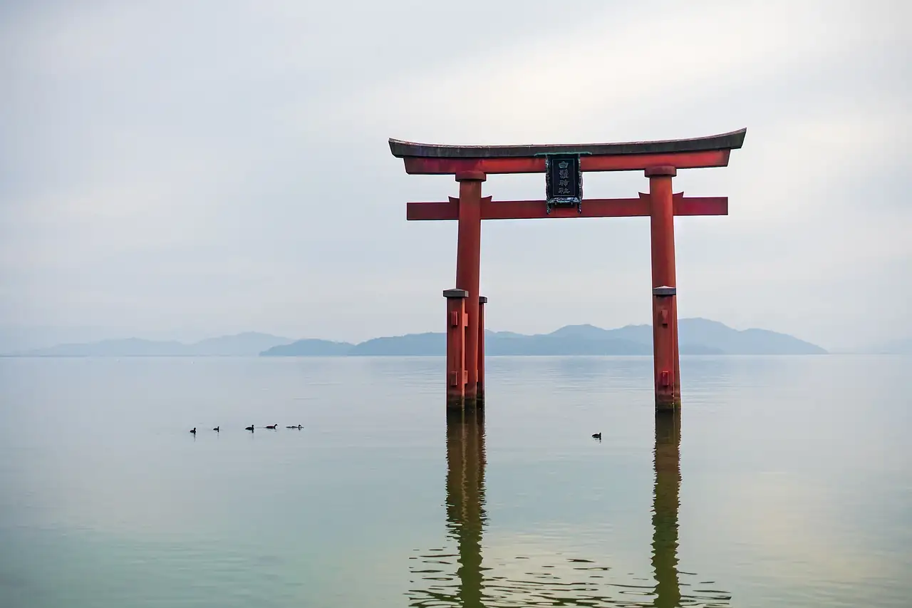 滋賀県｜琵琶湖(白鬚神社の鳥居)